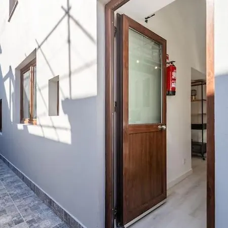 Chic Loft With Garden, Sleeps 4 波尔图
