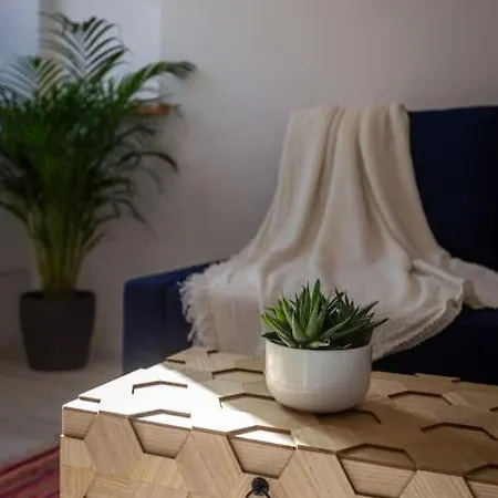 Chic Loft With Garden, Sleeps 4 *