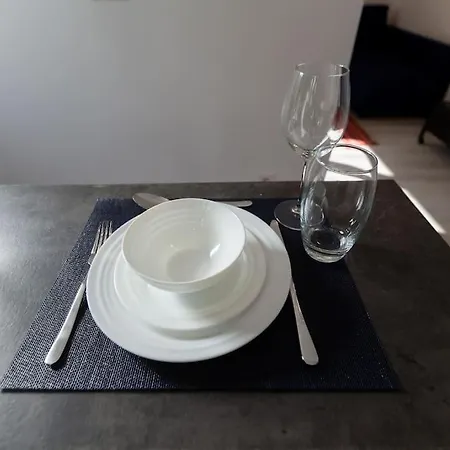 Chic Loft With Garden, Sleeps 4 Apartment *