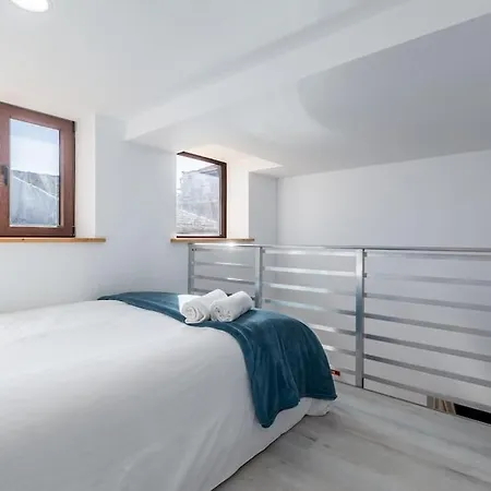 Apartment Chic Loft With Garden, Sleeps 4 *