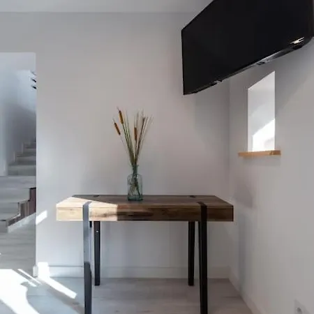 Апартаменты Chic Loft With Garden, Sleeps 4 *
