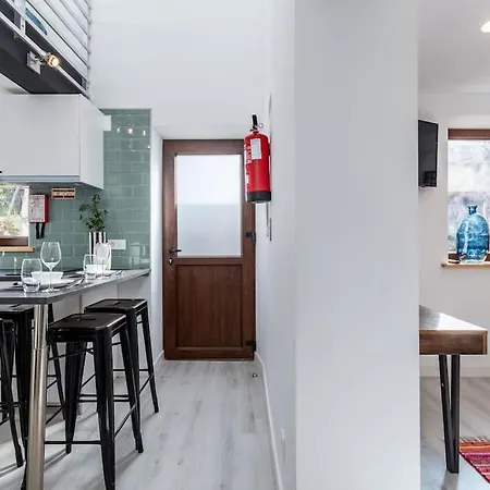 Апартаменты Chic Loft With Garden, Sleeps 4 Порту