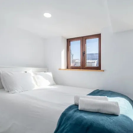 Chic Loft With Garden, Sleeps 4 *