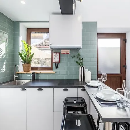 Chic Loft With Garden, Sleeps 4 Апартаменты *