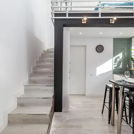 Апартаменты Chic Loft With Garden, Sleeps 4