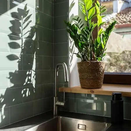 Chic Loft With Garden, Sleeps 4 Апартаменты *